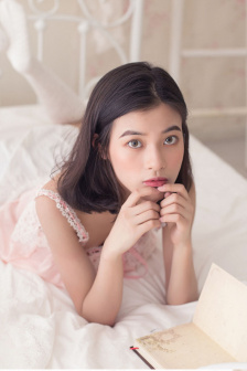 阳光中的裸女